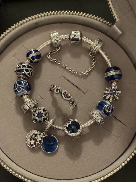 Aesthetic Bracelet, Pandora Bracelet Charms Ideas, Xoxo Jewelry, Pandora Bracelet Designs, Charms Pandora, Casas Coloniales, Wrist Jewelry, Jewelry Accessories Ideas, Bracelet Charms