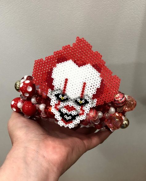 Pennywise cuff Art The Clown Perler Beads, Pennywise Perler Beads, Kandi Mask, Perler Designs, Perler Ideas, Beads Patterns, Diy Perler Bead Crafts, Beads Designs, Halloween Beads