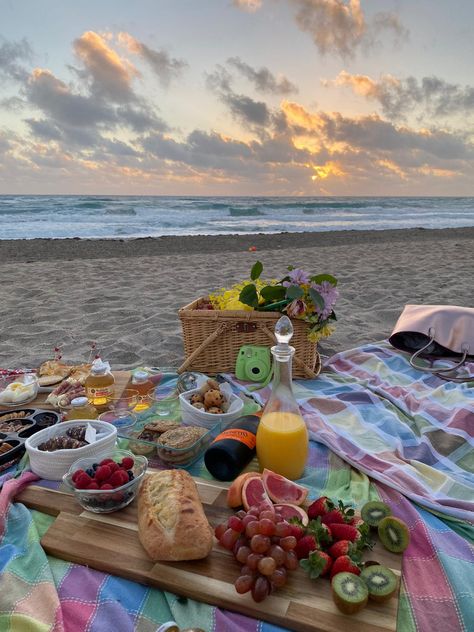 Beach Picnic Party, Picnic Fruit, Picnic Inspiration, Cute Date Ideas, Beach Date, Picnic Ideas, Picnic Date, Beach Birthday, Summer Plans