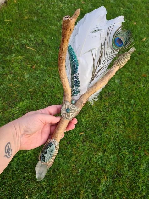 How To Make Smudging Feathers, What To Do With Feathers, Smudge Feathers Diy, Feather Wand, Spirit Sticks, Smudging Feathers, Wiccan Crafts, Pagan Crafts, Bone Crafts