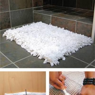 How to Make a Rug from Towels {repurpose} via @tipjunkie Diy Bath Mat, Make A Rug, Bath Mat Diy, Old Towels, Diy Money, A Rug, Diy Rug, Décor Diy, Cool Diy Projects