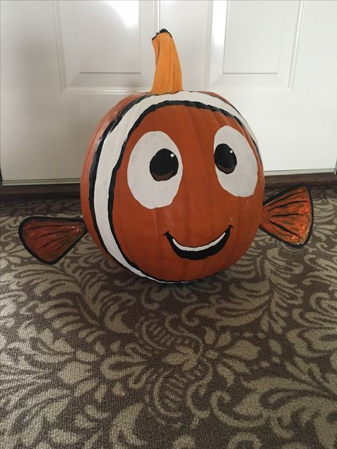 Nemo pumpkin Finding Nemo Pumpkin Painting Ideas For Babies, Nemo Pumpkin Painting Ideas, Dory Pumpkin Painting, Nemo Trunk Or Treat Ideas, Nemo Pumpkin Carving, Finding Nemo Pumpkin, Dovleci Halloween, Nemo Pumpkin, Pirate Pumpkin