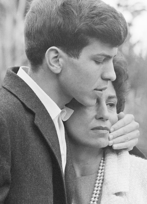 12 Dec 1963, Los Angeles– Mrs. Nancy Sinatra embraces her son, Frank Sinatra, Jr. after he was released by kidnappers for $240,000 ransom. Three kidnappers were caught and sent to jail. Frank Sinatra Jr, It Happened One Night, Nancy Sinatra, History Events, Legendary Singers, Ava Gardner, Famous Singers, Frank Sinatra, The Shadow