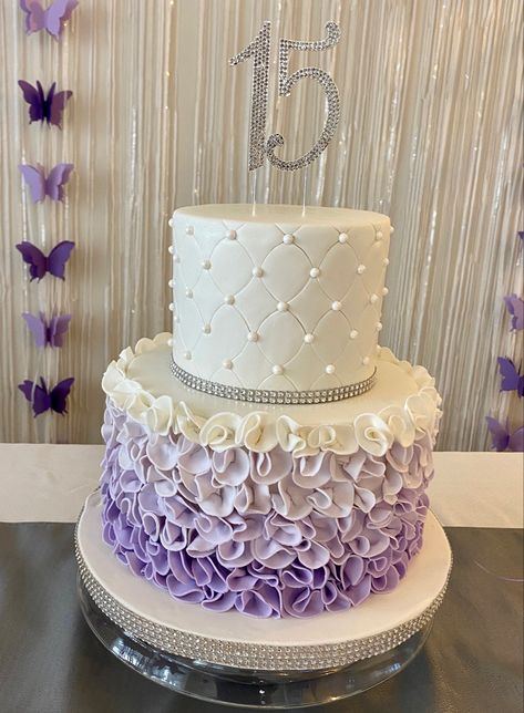 Purple Cakes For Quinceanera, 18th Birthday Cake Lavender, Lilac Quince Cake Ideas, Lavender 15 Cake, Torte Za 15 Rodjendan, Lilac 15 Cake, Purple 15 Cake, Sweet 16 Cake Ideas Purple, Lavender Cake Designs Birthday