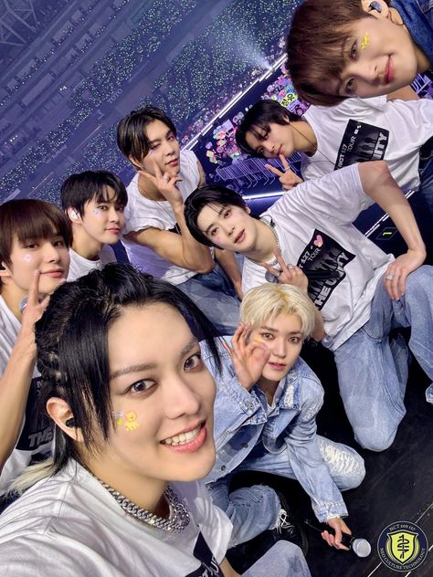 ‏ًً no X: "240211 - nct 127 weverse update featuring #JOHNNY (2/2) https://t.co/KEfAj982RW" / X Nct Dream Members, Seventeen Album, Group Photo, Jaehyun Nct, Extended Play, Osaka, Nct 127, Nct Dream, Boy Bands