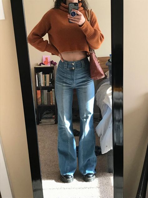 Jeans Outfit Flare, Levi Jeans Outfit, Jeans Outfit, Jean Outfits, Fashion Inspo Outfits, Combat Boots, Levi Jeans, Mom Jeans, Fashion Inspo