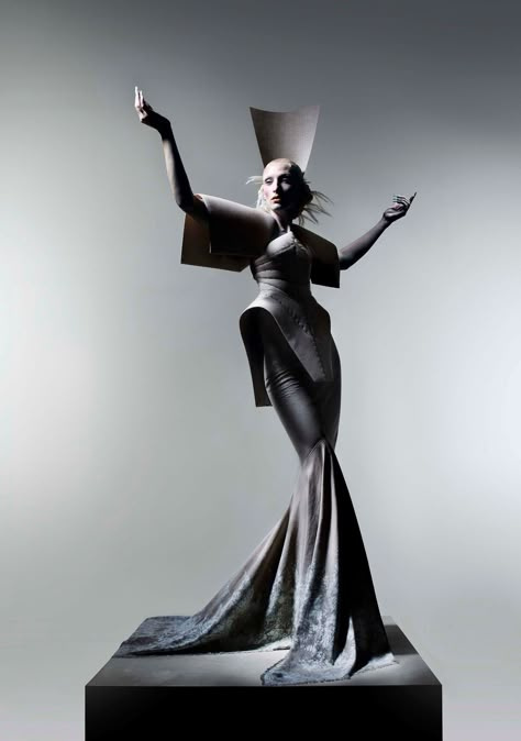 Gareth Pugh: Th Nick Knight, Gareth Pugh, Cool Poses, Fashion Line, Fashion Poses, London Fashion Week, Pose Reference, Editorial Fashion, Pretty Outfits