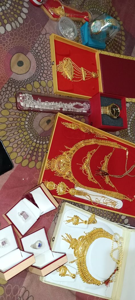 Gold Gift Snap, Gold Snapchat Story, Hand With Drip In Hospital Real, Dholki Ideas, Aesthetic Blurry Mirror Selfie, Islamic Hadees, Fashion Song, Fake Gifts, A Little Life Book