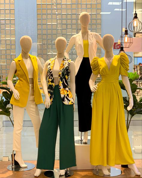 Visual Merchandising Fashion, Fashion Store Design, Clothing Store Displays, Clothing Store Interior, Clothing Store Design, Store Design Boutique, Colour Combinations Fashion, Blouse Casual Fashion, Color Combinations For Clothes