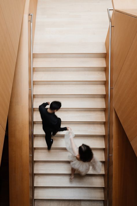 Couple Photo On Stairs, Staircase Couple Photoshoot, Staircase Engagement Photos, Couple Stair Poses, Hotel Couple Pictures, Silly Couple Photoshoot, Vanessa Tiiu, Art Gallery Photoshoot, Old Hollywood Engagement Photos