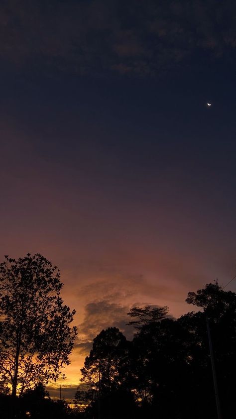 Crescent Moon Pictures, Crescent Moon Aesthetic, Sky Pics, Sky Pictures, Sunset Pictures, Night Aesthetic, Sky Aesthetic, Beautiful Sunset, Sun Moon