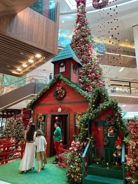 Shopping Mall Christmas Decoration, Santa's Workshop Window Display, Christmas Toy Train, Christmas Factory, Mall Santa, Christmas Grotto, Diy Christmas Door, Christmas Village Sets, Cute Christmas Decorations