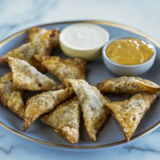 Jalapeño Cheeseburger Wontons by Ree Drummond Cheeseburger Wontons, Mediterranean Meatballs, Wonton Recipes, Rum Balls, Pioneer Woman Recipes, Burger Sauce, Tv Food, Wonton Wrappers, Wontons