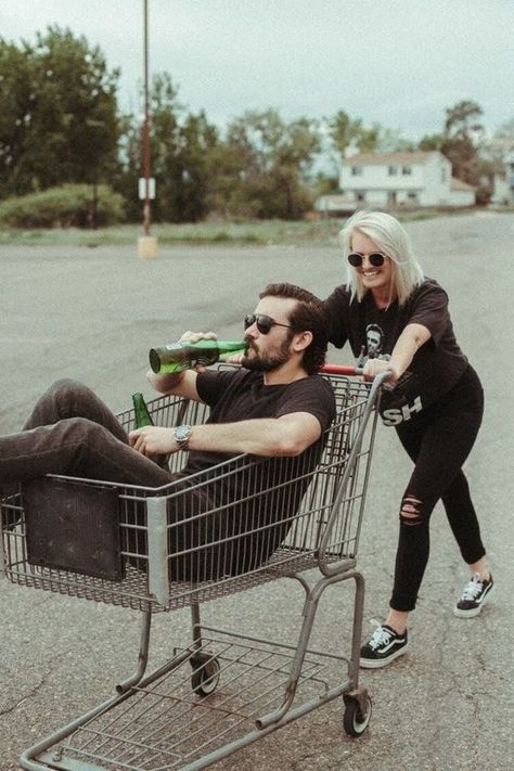 Shopping Cart Photoshoot, Bestie Anniversary, Cart Photoshoot, Awkward Photoshoot, Edgy Photoshoot, Beer Heineken, Edgy Couple, Funny Photoshoot Ideas, Rooftop Photoshoot