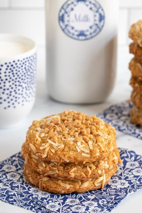 These Crispy, Chewy Carolina Coconut Cookies have moist chewy interiors, crisp buttery edges and lots of sweet, delicious coconut flavor! #coconutcookies, crispychewycookies, #onebowlnomixer Coconut Cookies Recipes, Mixer Recipes, Toffee Cookies, Chocolate Pecan Pie, Coconut Desserts, Homemade Dinner Rolls, Cheese Cookies, Coconut Cookies, Chewy Cookie