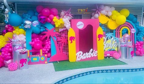 Barbie Pool Party Malibu Barbie Tablescape, Dreamtopia Barbie Party, Barbie Malibu Birthday Party, Barbie Pool Party Ideas, Barbie Decorations Birthday, Malibu Barbie Birthday Party, Barbie Backdrop, Barbie Decorations, Barbie Pool Party