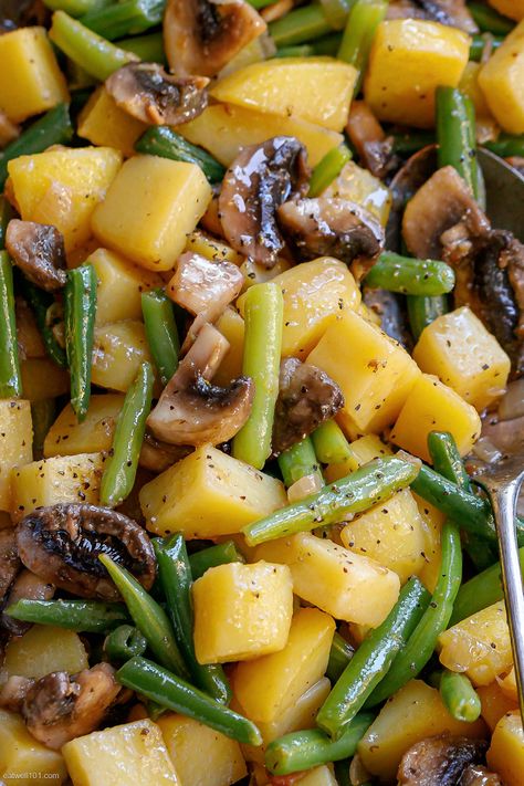 Potato, Mushrooms, and Green Beans Skillet - #vegetale #potato #mushroom #greebeans #recipe #eatwell101 - This potato, mushrooms, and green beans skillet is the perfect accompaniment to any meal! A vegetable side dish ready in less than 25 minutes! - #recipe by #eatwell101® Vegetarian Skillet Recipes, Green Bean Recipes Skillet, Mushrooms And Green Beans, Green Beans Skillet, Green Beans And Mushrooms, Green Beans Potatoes, Potato Mushroom, Skillet Green Beans, Mushroom Side Dishes