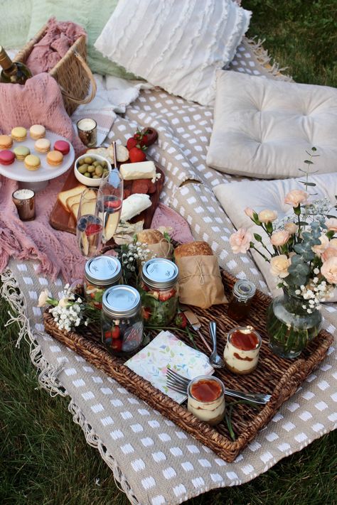 Giving you a FULL guide on how to picnic in your backyard and make a memorable night for you & your partner.I decided to throw us a perfect date night in our backyard. BTW this is a perfect idea for new parents. Put your baby/kids to sleep, bring the monitor with you and enjoy some alone time while sipping on some bubbly!!! I’m going to go over food, drinks, dessert, decor, and some fun games to keep things interesting. A Picnic, Simple Picnic Date Ideas, Night Picnic Ideas, Dessert Picnic, Self Picnic Date, Simple Indoor Picnic Date For Him, Backyard Date Night Ideas, Cute Picnic Food Ideas Date, Small Picnic Ideas