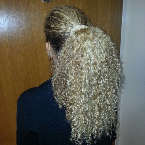 Naturally curly blonde hair! No product day. Curly Blonde Hair Black Women, Long Blonde Curly Hair, Curly Color, Dyed Curly Hair, Blonde Curly Hair, Beautiful Curly Hair, Hairdos For Curly Hair, Curly Hair Inspiration, Platinum Blonde Hair