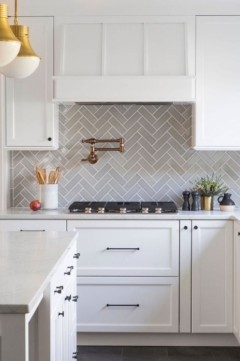 Traditional White Kitchen With Gray Herringbone Backsplash Tiles Grey Backsplash Kitchen, Gray Kitchen Backsplash, Herringbone Kitchen, Gray Backsplash, Model Dapur, Серая Кухня, Grey Backsplash, Kabinet Dapur, Herringbone Backsplash