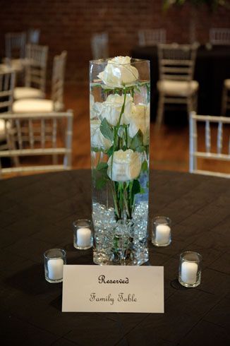 White Rose In Water Centerpiece, White Rose Centerpiece Wedding Simple, Water Wedding Centerpieces, Glass Table Decoration, Unique Table Decorations, Submerged Flower Centerpiece, Bridal Party Table Decorations, Water Centerpieces, Glass Table Decor