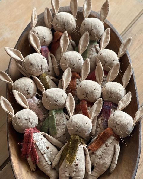 Primitive Easter Crafts, Spring Primitives, Primitive Easter Decor, Easter Fabric Crafts, Primitive Bunny, Quilt Scraps, Primitive Rabbit, Easter Dolls, Rabbit Crafts