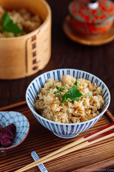 Caramelized sweet onion, seasoned with soy sauce and mirin, this simple Sweet Onion Takikomi Gohan is a flavorful and aromatic mixed rice to accompany any Japanese meal! #takikomigohan #japanesefood | Easy Japanese Recipes at JustOneCookbook.com Takikomi Gohan, Mixed Rice, Bamboo Rice, Just One Cookbook, Japanese Rice Bowl, Easy Japanese Recipes, Japanese Recipes, Savoury Recipes, Japanese Kitchen