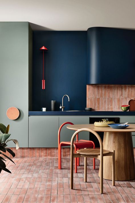 Cuisine bleue : 10 idées pour vous inspirer - Frenchy Fancy Kitchen Colour Schemes, Studio Kitchen, Brick Flooring, Kitchen Color, Kitchen Cabinetry, Clever Design, Contemporary Kitchen, Design Tips, Interior Design Kitchen