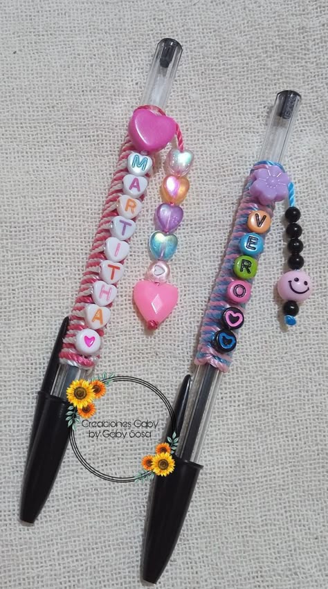 Beaded Charms Diy How To Make, Pencil Topper Crafts, Ideas Para Pulseras, Pen Craft, Hair Rubber, Pen Diy, Hair Rubber Bands, Bracelet Craft Diy, Bead Charms Diy