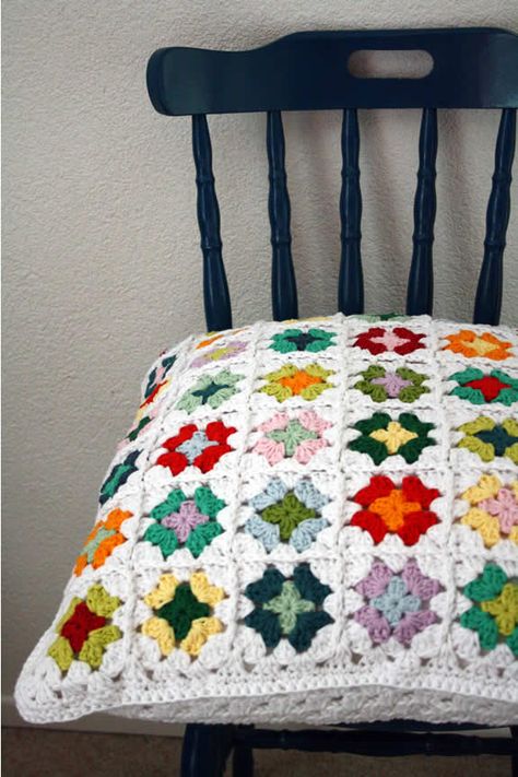 Granny Square Pillow Case, Pillowcase Crochet, Granny Square Cushion, Crochet Luxury, Diy Granny Square, Golden Paper, Autumn Crochet, Bed Cover Design, Pillow Covers Pattern