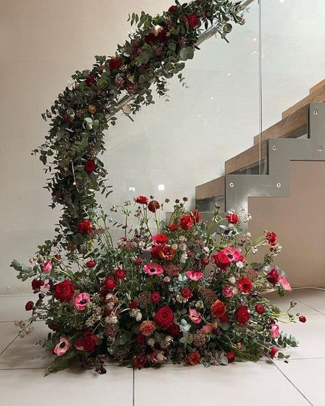 Staircase Wedding Decor, Staircase Flowers, Staircase Wedding, Wedding Stairs, Wedding Staircase, House Flowers, Marsala Wedding, Red Wedding Flowers, Wedding Decor Ideas