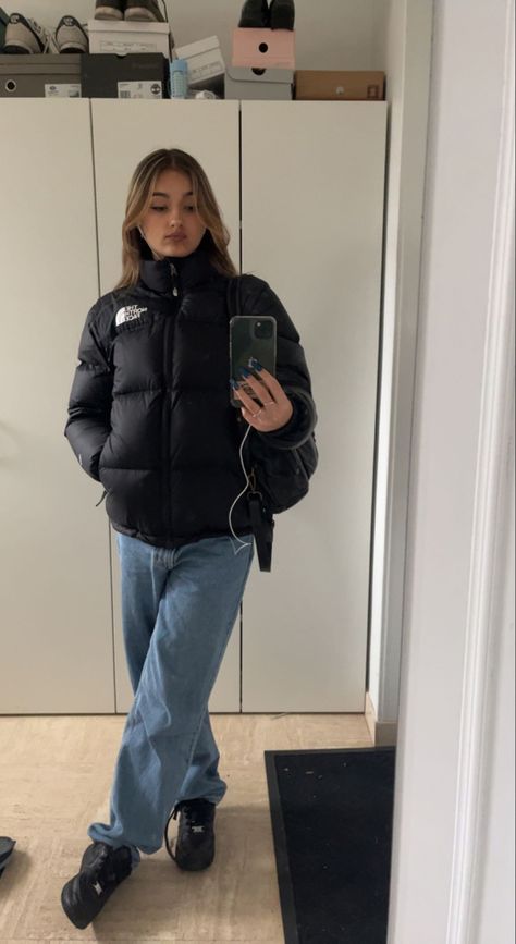 Black North Face Outfit, Outfit With North Face Jacket, The North Face Puffer Jackets, Black Airforce Outfit Woman, The North Face Nuptse Outfit, Tnf Jacket Outfit, Black Airforce Outfit, Black Airforce 1 Outfits, North Face Outfits Women