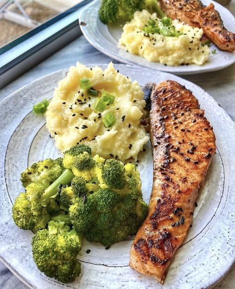 Sesame Salmon, Fluffy Mashed Potatoes, Healthy Mood, Steamed Broccoli, Healthy Lifestyle Food, Balanced Meals, Healthy Meal Prep, Keto Diet Recipes, Easy Healthy Recipes