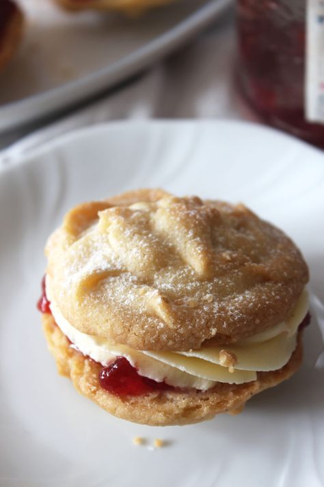 Mary Berry Viennese whirls Mary Berry Viennese Whirls, Viennese Whirls, Berry Cookies, Butter Cookies Easy, Mary Berry Recipe, Mary Berry, Baking Sheets, Cookie Bars, Butter Cookies