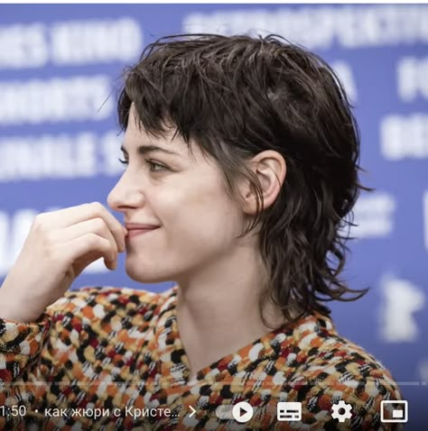 Mullet Cut, Queer Haircut, Queer Hair, Short Hairstyles For Round Faces, Androgynous Hair, Shaggy Short Hair, Mullet Haircut, Really Short Hair, Curly Haircuts