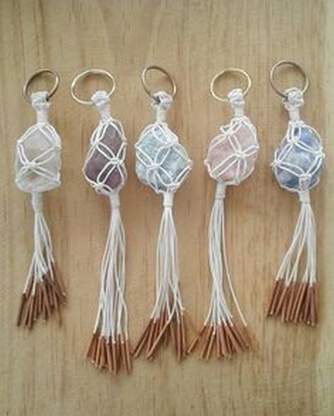 Drátěná Socha, Diy Macrame Wall Hanging, Art Macramé, Bohemian Crafts, Hantverk Diy, Crystal Diy, Keychain Craft, Macrame Keychain, Macrame Patterns Tutorials