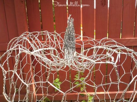 How to make a chicken wire pumpkin Chicken Wire Pumpkin, Chicken Wire Sculpture Diy, Chicken Wire Diy, Chicken Wire Projects, Metal Plant Hangers, Chicken Wire Art, Chicken Wire Crafts, Easy Fall Wreaths, Mesh Wreath Tutorial