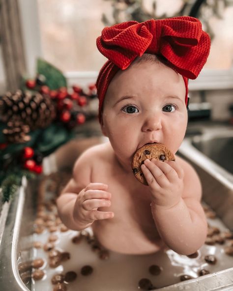 Baby Holiday Pictures, Baby Christmas Photoshoot, Baby Holiday Photos, Baby Milk Bath, Portable Playpen, Christmas Pictures Outfits, Christmas Baby Pictures, Baby Milestones Pictures, Baby Christmas Photos