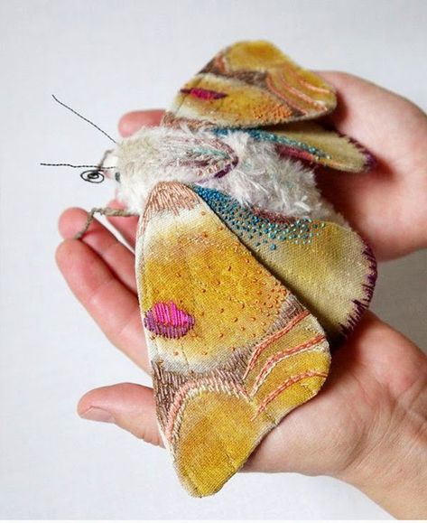 Oh, by the way...: BEAUTY: Soft Sculpture--Yumi Okita Moth Sculpture, Tovad Ull, Fiber Sculpture, Handmade Textiles, 자수 디자인, Art Textile, Soft Sculpture, Fabric Art, 귀여운 동물