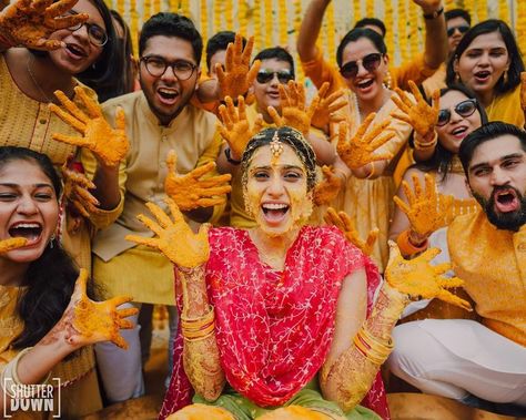 Haldi Funny Poses Bride, Haldi Group Photos Bride, Haldi Ceremony Family Photography, Haldi Friends Photos, Haldi Pose Grup, Haldi Ceremony Group Photos, Haldi Ceremony Poses With Friends, Haldi Photo Ideas For Groom, Haldi With Friends