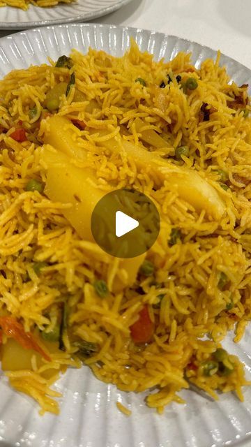 Farheen naz Vlogs 🇵🇰🇦🇺 on Instagram: "Aloo Matar Pulao Ramadan Iftaar recipe Full detailed recipe in Urdu  Serves 5 to 6 people  2 cups rice 4 potatoes sliced 2 tomatoes sliced 2 onions sliced 1/2 cup oil 1 big green chilli sliced 1/2 teaspoon cumin seeds/ zeera 2 black cardamom/ bari ilaichi 2 Star anise/ phoole badiyan 4  black cloves/ laung 5 black peppercorns 2 tablespoons salt/ according to your taste 2 teaspoon red chilli powder/ laal mirch 1 teaspoon coriander powder/ dhaniya powder 2 teaspoons Turmeric powder/ haldi 2 tomatoes chopped 1 tablespoon Chicken powder (optional) 2 tablespoons yoghurt 3 cups water 2 cups rice 1/2 cup green peas/ matar Mint leaves Squeezed lemon  For tomato chutni One tomatoes Mint leaves/ podina Coriander leaves/ hara dhaniya One piece garlic/ lehsan Aloo Pulao Recipe, Chicken Powder, Black Cardamom, Indian Rice Recipes, Red Chilli Powder, Potato Rice, Squeezed Lemon, Lemon Rice, Pulao Recipe