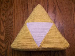 Legend of Zelda Triforce Pillow Crochet Pattern at Catty Crochet! Crochet Legend Of Zelda, Crochet Legend, Crochet Zelda, Zelda Crochet, Geeky Crochet Patterns, Gift For My Best Friend, Legend Of Zelda Triforce, Pillow Crochet Pattern, Zelda Triforce