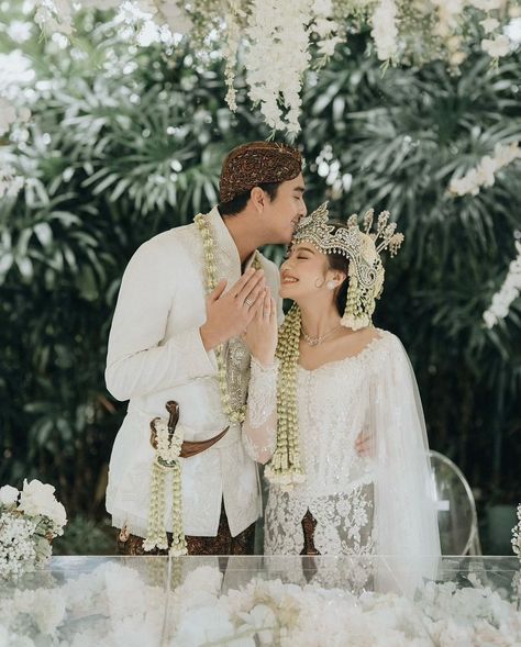 The Wedding of Salshabilla Adriani and Ibrahim Risyad 💕 SAH di tanggal cantik 7.7! Wishing you a lifetime of happiness together and a love that grows stronger with each passing day. Congratulations lovebirds! 🕊️✨ Wedding Planner and Organizer by @kremaya.organizer Venue by @ayanajakarta Decoration by @aryagatirooms Attire by @svarna_byikatindonesia @didietmaulana MUA by @rhay_david @vatirrachman Wedding Rings & Jewelry Accessories by @franknco_id Photo & Video by @morden.co @samuelrustandy... Nanda Arsyinta Wedding, Pose Foto Pernikahan, Foto Akad, Pose Pengantin, Moodboard Wedding, Pose Prewedding, Pose Wedding, Foto Wedding, Wedding Moodboard