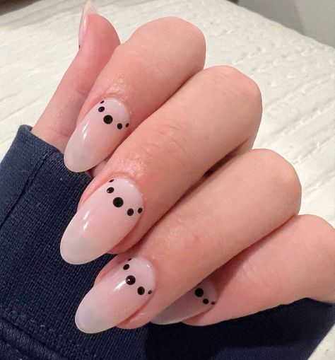 French Accent Nail Designs, Short Dot Nail Designs, Simple Dot Design Nails, Nail Art Dot Designs, How To Do Polka Dot Nails, Nail Design Dots Simple, Dot Designs On Nails, Easy Nail Dot Designs, Nail Design Geometric