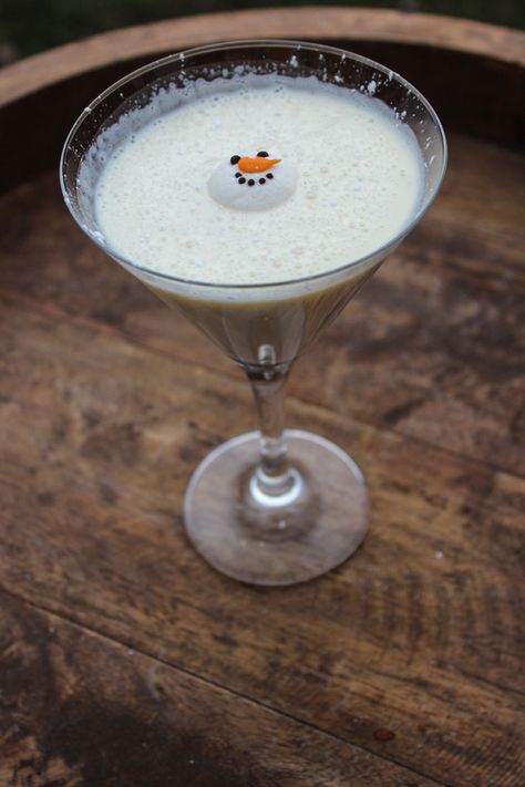 Melted Snowman Martini! 2 oz Vanilla Vodka 1 oz Fireball Cinnamon Whisky 1 oz Rumchata 1 oz Half & Half Shake Well & Pour Sprinkle with powdered sugar Garnish with Wilton Snowman Candy Snowman Martini, Christmas Martini, Melting Snowman, Martinis Drinks, Melting Snowmen, Candles Birthday, Melted Snowman, Glass Candles, Vanilla Vodka