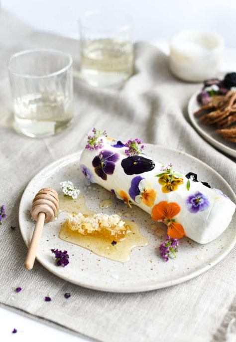 Edible Flowers Charcuterie, Food With Edible Flowers, Cooking With Flowers, Food With Flowers, Flower Food Ideas, Cheese Flowers, Whimsical Food, Edible Flower Garden, Flower Recipe