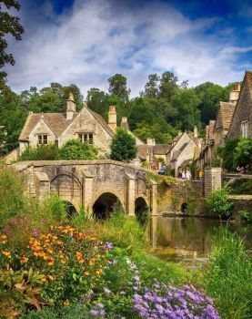 English Cottage Exterior, Trip List, English Cottage Interiors, British Homes, Cotswolds Cottage, England Aesthetic, Cotswold Villages, Cotswolds England, Castle Combe