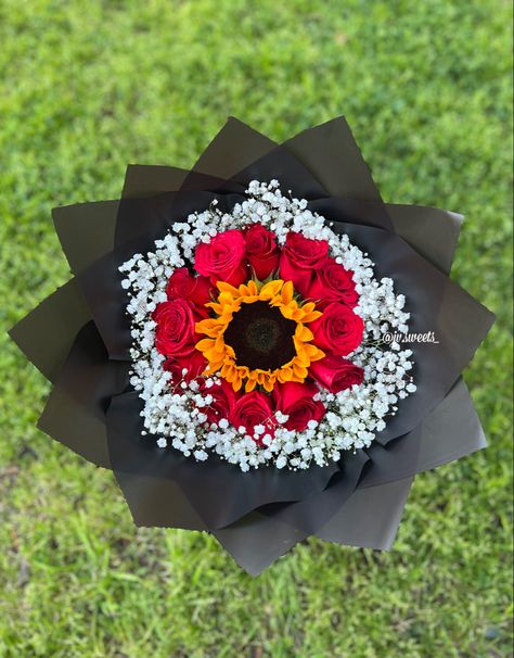 Sunflower Rose Bouquet, Red Roses And Sunflowers, Flowers For Girlfriend, Roses Bouquet Gift, Rose Flower Photos, Flower Boquet, Birthday Flowers Bouquet, Sunflowers And Roses, Diy Bouquet Wrap