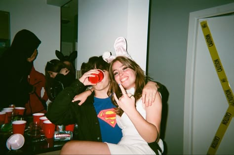 #halloween #party #teenagedream #filmphotography #aesthetic Halloween Photos Friends, Halloween Rager Party, Halloween Party With Friends Aesthetic, Frat Halloween Party, Halloween Inspo Pics, College Halloween Aesthetic, Halloween Party Pictures Friends, Party Photography Aesthetic, Halloween Ig Pics