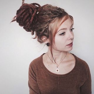 Cute updo Feminine Dreadlocks, Dread Updos For Women, Dreadlock Updos, Dread Updos, White Girl Dreads, Boho Dreads, Red Dreads, Partial Dreads, Rasta Hair